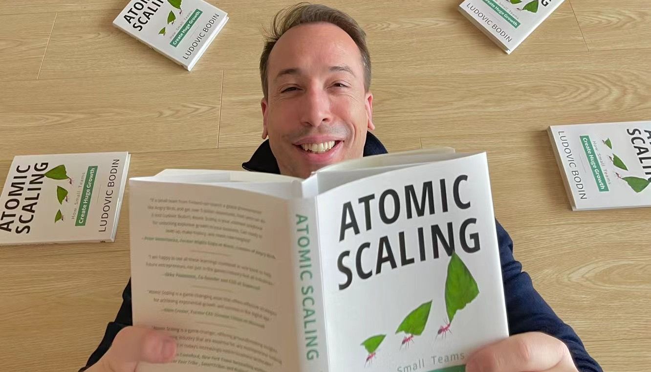 Ludovic Bodin reading his book Atomic Scaling